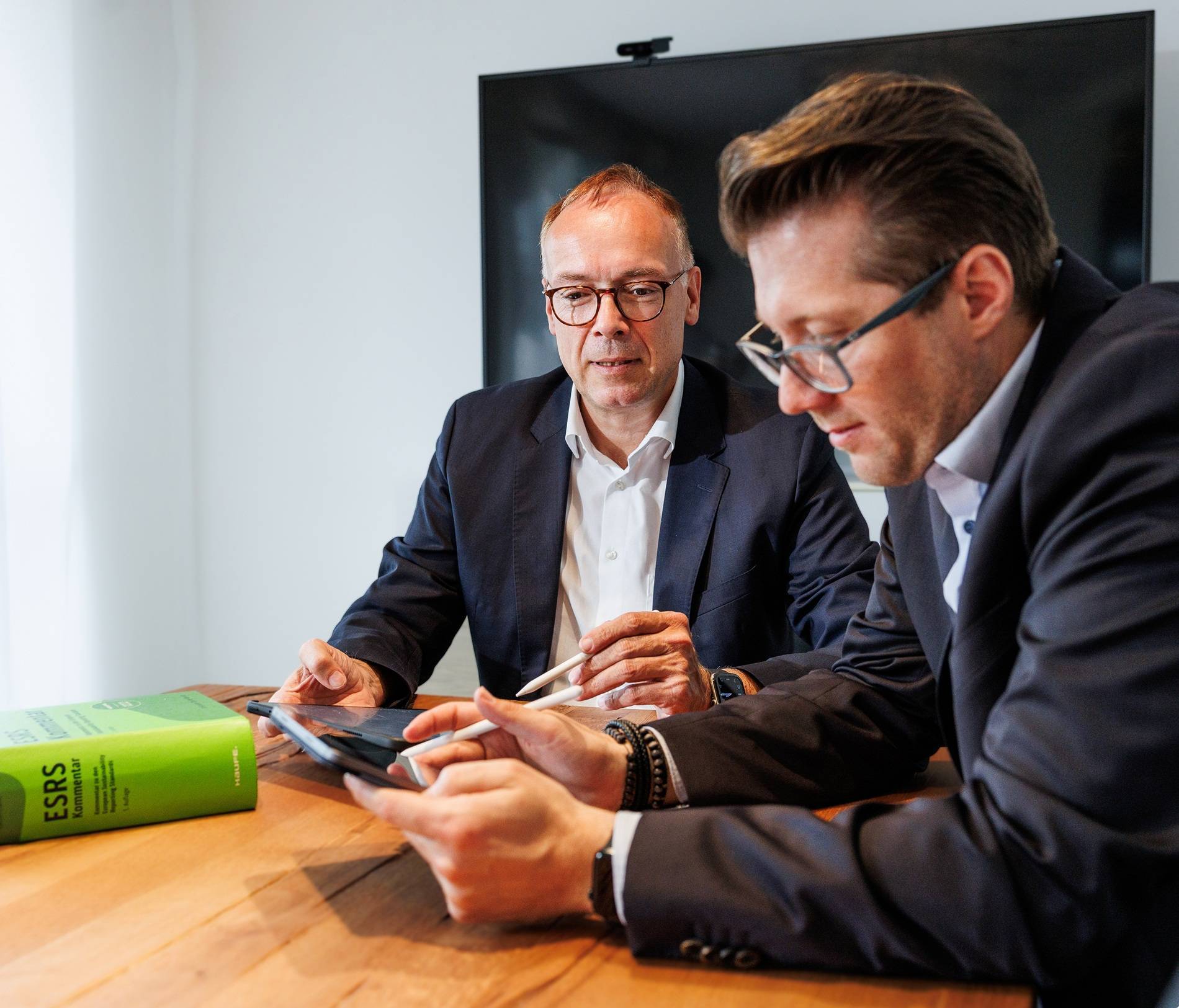Steuerberater besprechen internationale Steuerfragen am Besprechungstisch